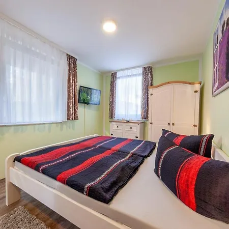 Apartment Alte-strandvogtei-sellin-garten-bungalow-4-direkt-im-herzen-vom-ostseebad-sellin *